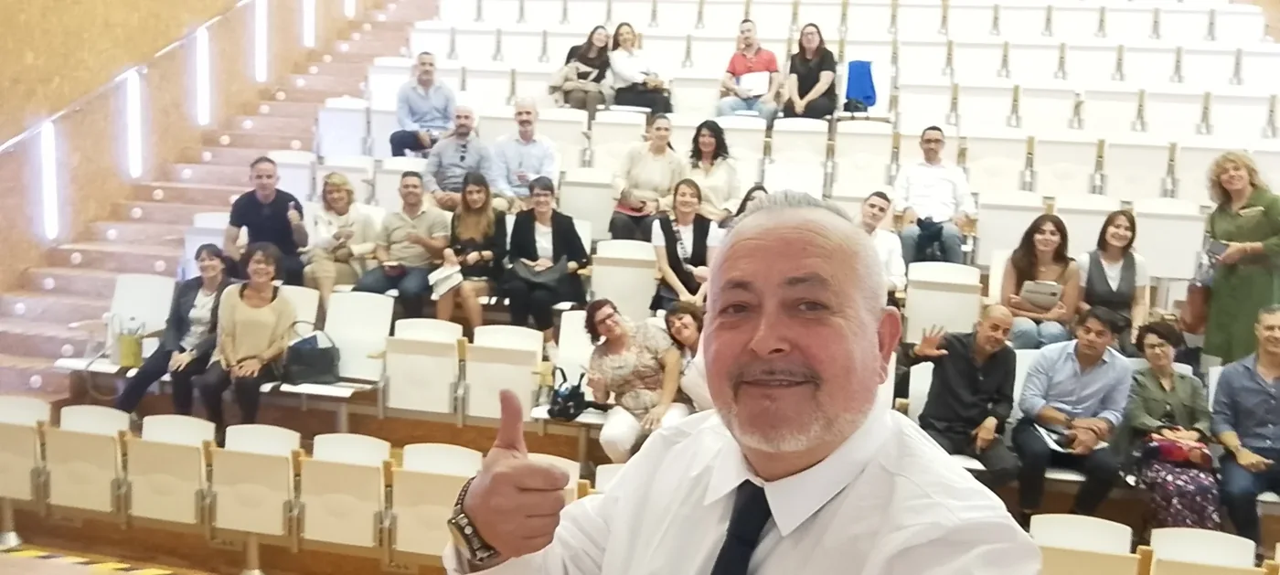 Julián Parra con asistentes a la conferencia de Ágora MLS en Elche