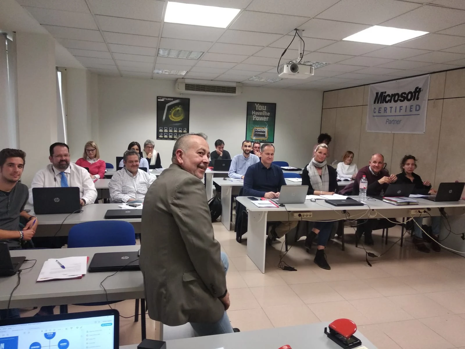 Julián Parra en una sesión de formación con un grupo de profesionales